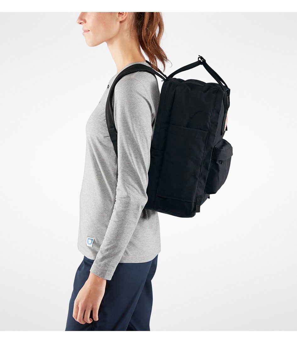 fjallraven-kanken-15-inch-laptop-rugzak-zwart-backpack-F27172-model-side